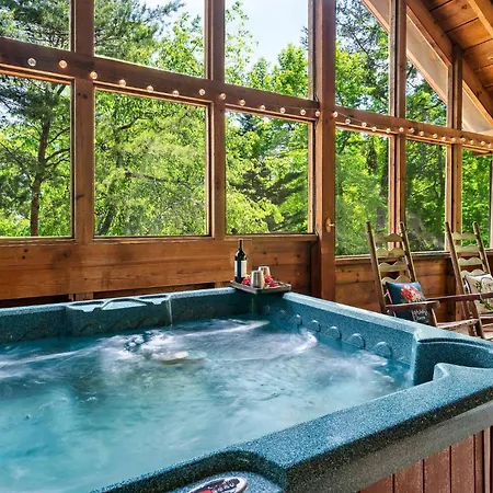 Villa Ridgecrest Retreat - Super Cozy, Perfect Location! Fire Pit, Hot Tub!